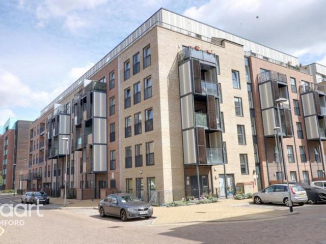 Flat for sale in Rush Green, Greater London