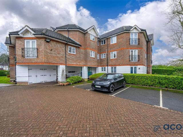 Flat for sale in Little Stanmore, Greater London
