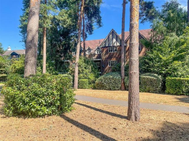 Flat for sale in Elvetham Heath, Hart