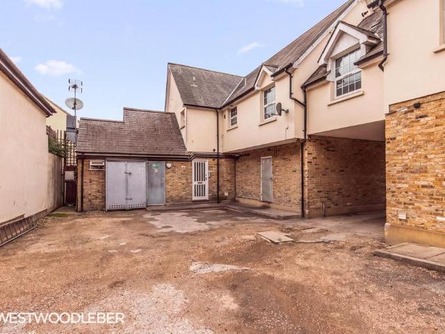 Flat for sale in Kings Hill, Colliers End