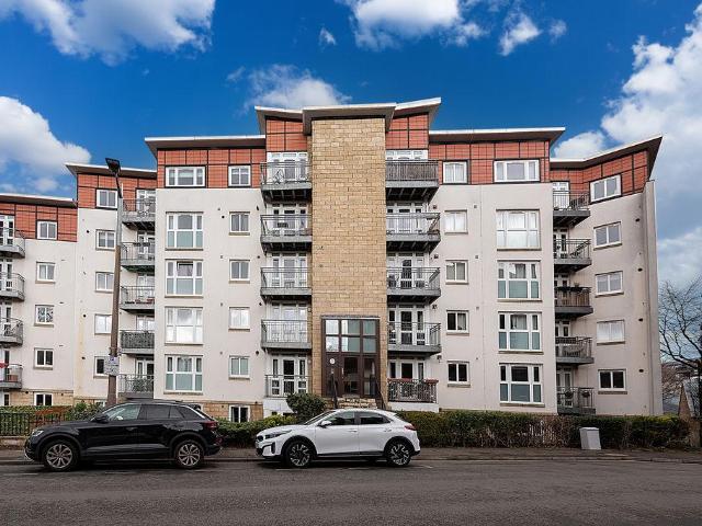 Flat for sale in Hillside, Leith