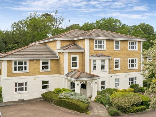 Flat for sale in Farnham Common, Buckinghamshire