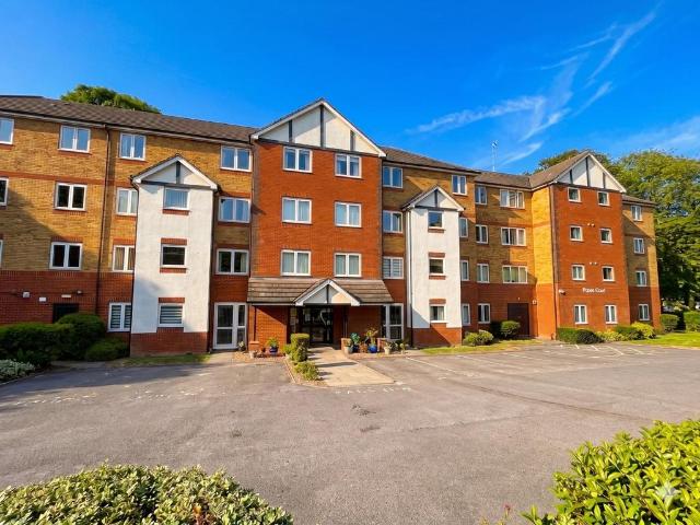 Flat for sale in Spring Park, Luton