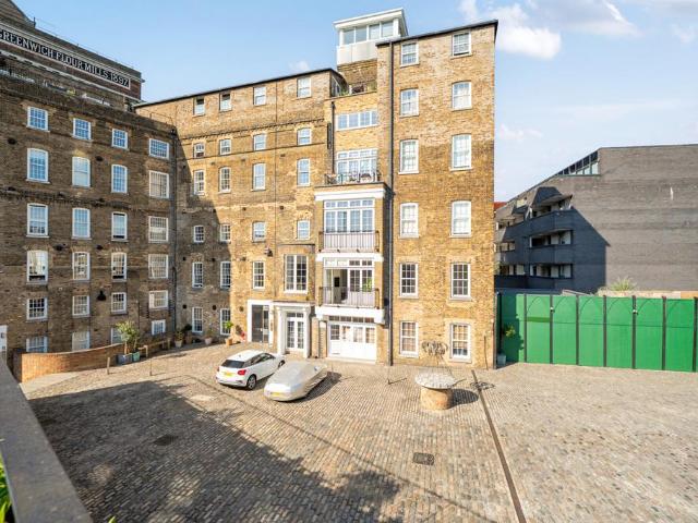 Flat for sale in Greenwich Town Centre, Greater London