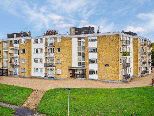 Flat for sale in Denham