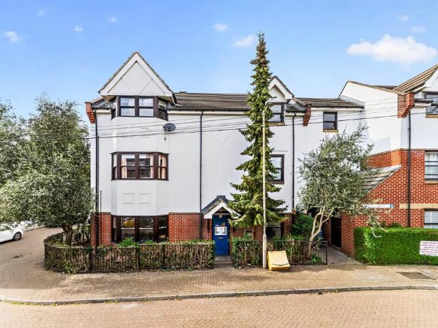 Flat for sale in Earlsfield, Greater London