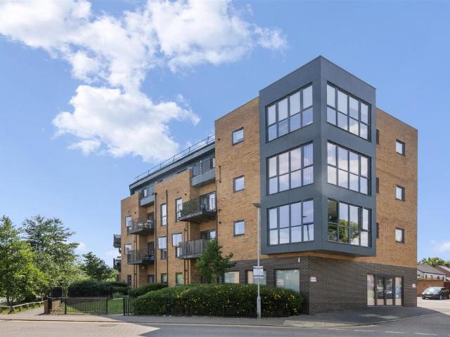 Flat for sale in Cowley, Greater London