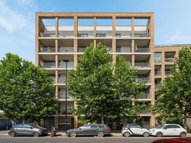 Flat for sale in London Borough of Hounslow, Greater London
