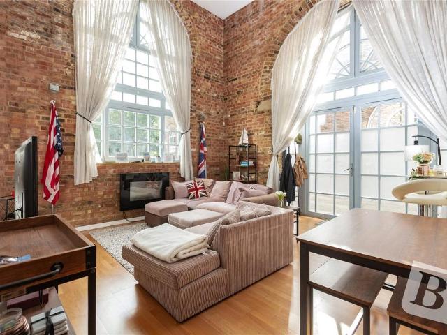 Flat for sale in Ardleigh Green, Greater London