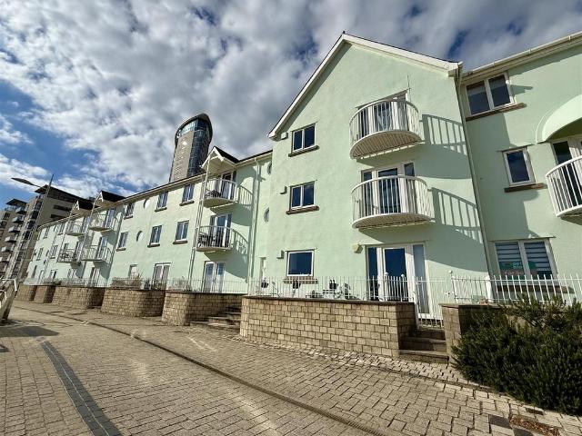 Flat for sale in Waterfront, Swansea