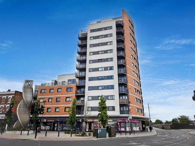 Flat for sale in Maryland, Greater London