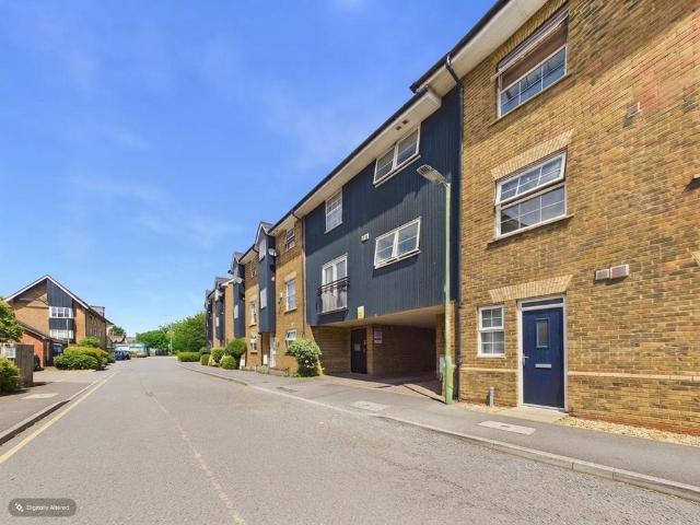 Flat for sale in Pouchen End, Hertfordshire