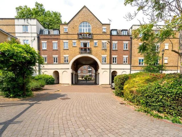 Flat for sale in Herne Hill, Greater London
