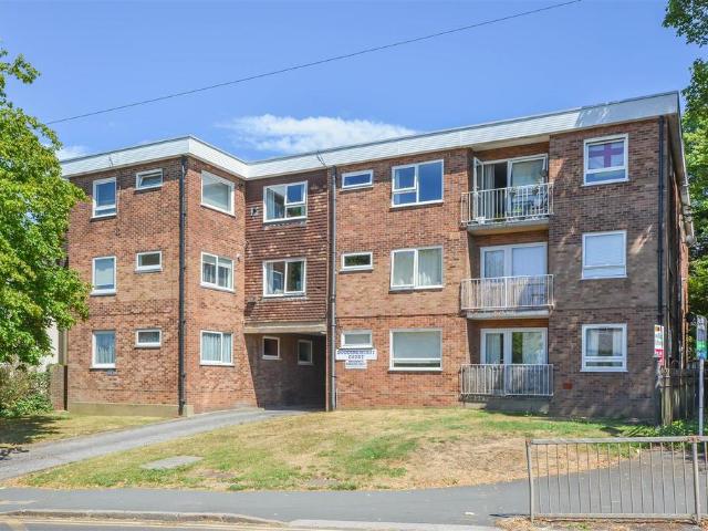 Flat for sale in Pilgrims' Hatch, Navestock Side