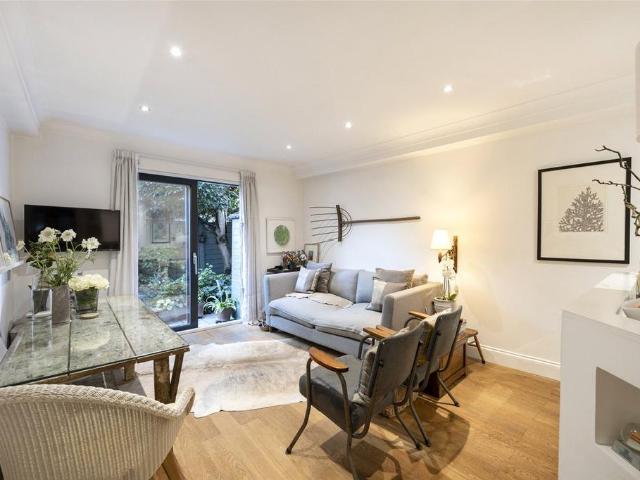 Flat for sale in Battersea, Greater London