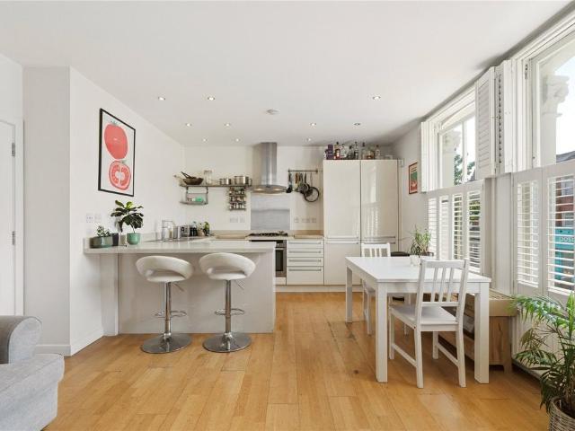 Flat for sale in Clapham Junction, Greater London