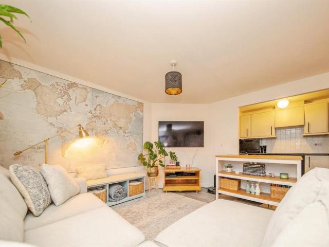 Flat for sale in Ravenswood, Key Street