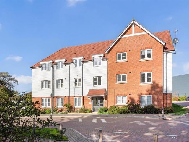 Flat for sale in Fontwell, Arun