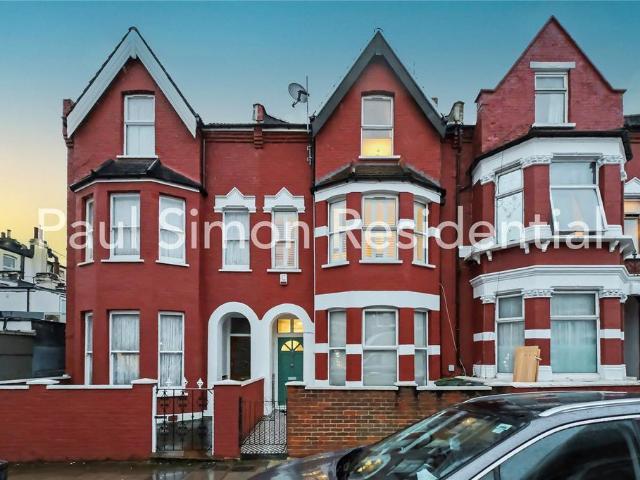 Flat for sale in Harringay, Greater London
