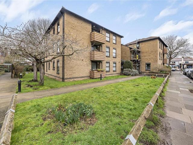 Flat for sale in Hampton Hill, Greater London