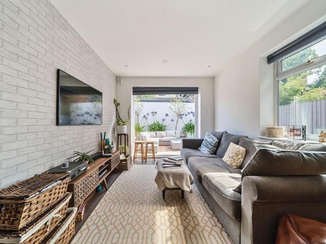 Flat for sale in London Borough of Ealing, Hanwell