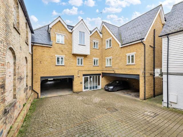Flat for sale in King's Walden, Hertfordshire