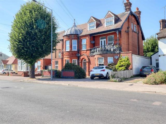 Flat for sale in Dale Hill, Essex