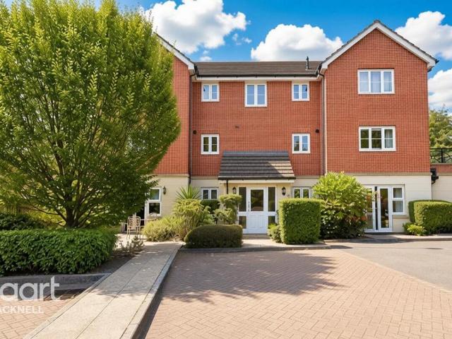 Flat for sale in Buckler's Park, Crowthorne