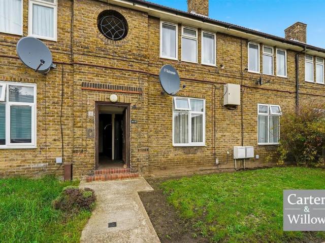 Flat for sale in Dagenham, Greater London