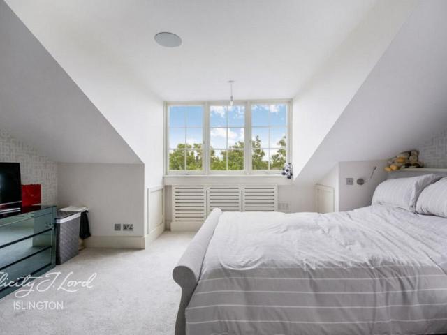 Flat for sale in Highbury, Greater London