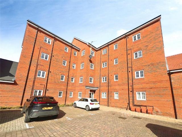 Flat for sale in Aldershot, Hampshire