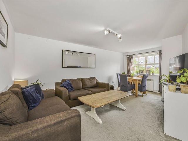 Flat for sale in Furzedown, Greater London