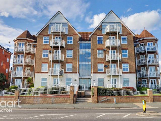 Flat for sale in Dale Hill, Essex