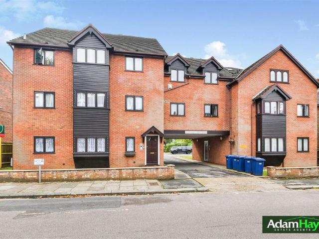 Flat for sale in North Finchley, Greater London