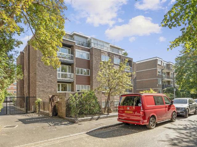 Flat for sale in Cottenham Park, Greater London
