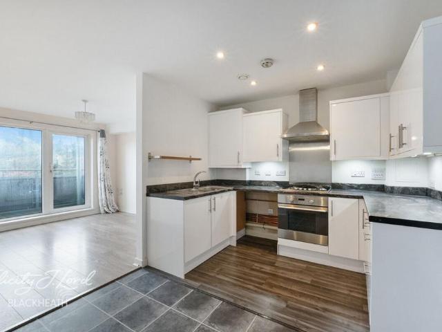 Flat for sale in Charlton, Greater London