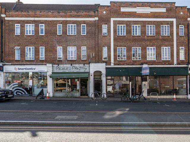 Flat for sale in Surbiton, Greater London
