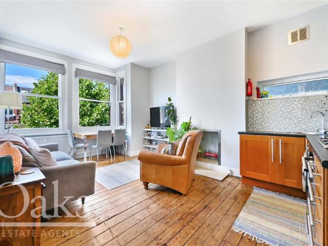 Flat for sale in Streatham, Greater London