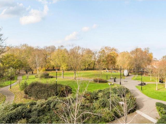 Flat for sale in Ratcliffe, Greater London
