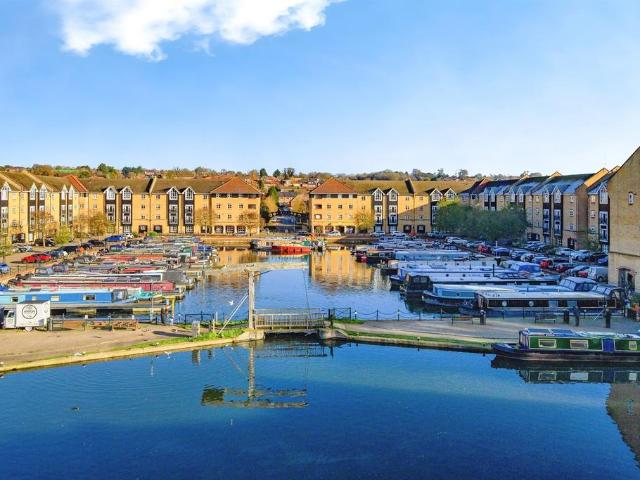 Flat for sale in Pouchen End, Hertfordshire