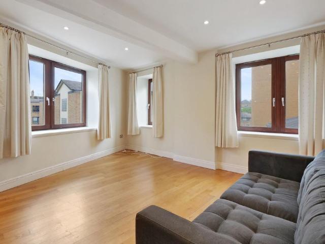 Flat for sale in Wapping, Greater London