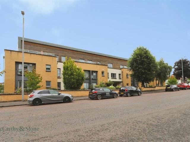 Flat for sale in North Williamwood, Clarkston