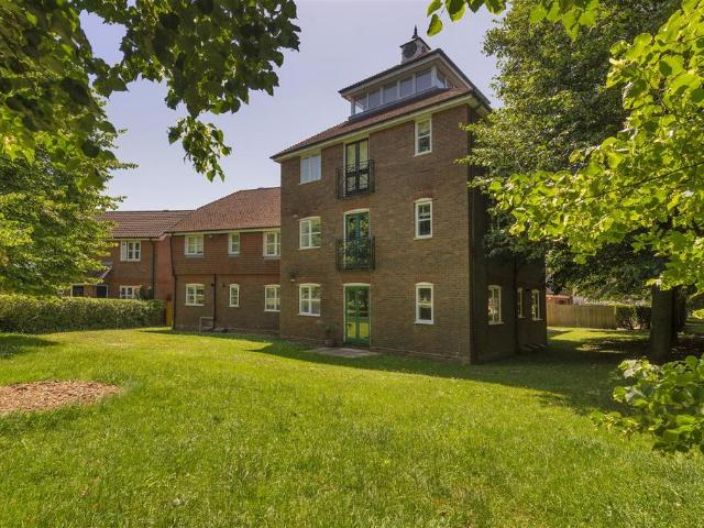 Flat for sale in Bourne Vale, Kent