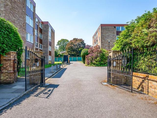 Flat for sale in Shortlands, Greater London
