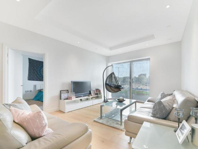 Flat for sale in Poplar Grove, Greater London