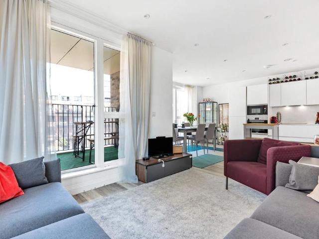 Flat for sale in Camberwell, Greater London