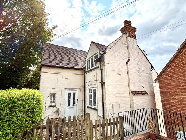 Flat for sale in Fole, Surrey