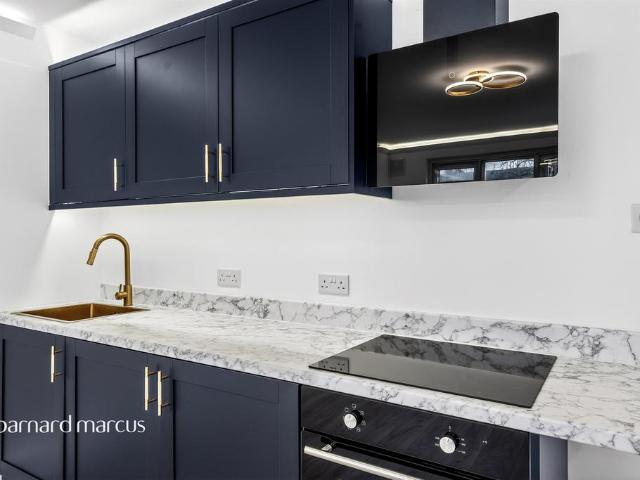 Flat for sale in Clapham Junction, Greater London