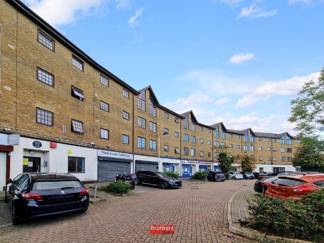 Flat for sale in London Borough of Ealing, Hanwell