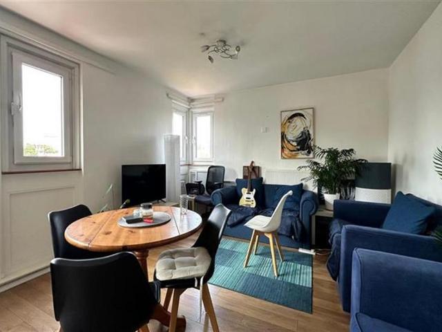 Flat for sale in Stockwell, Greater London